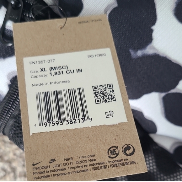 Nike Black and White Backpack with Orange Logo XL Brasila - Picture 3 of 7